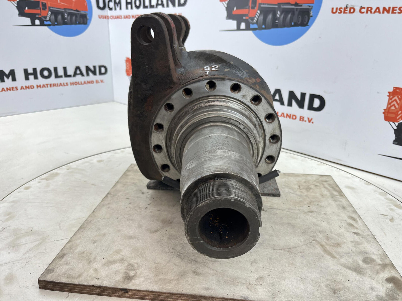 Krupp KMK 3045 Steering knuckle 16 holes - Fusée d'essieu pour Grue mobile: photos 2 Krupp KMK 3045 Steering knuckle 16 holes - Fusée d'essieu pour Grue mobile: photos 2