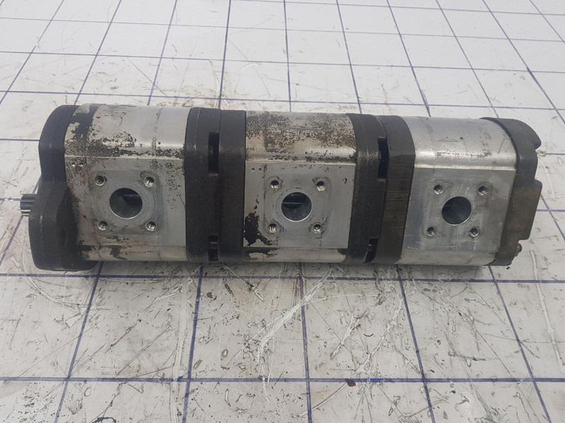 Krupp KMK 4070 three way gear pump - Pompe hydraulique pour Grue: photos 4 Krupp KMK 4070 three way gear pump - Pompe hydraulique pour Grue: photos 4