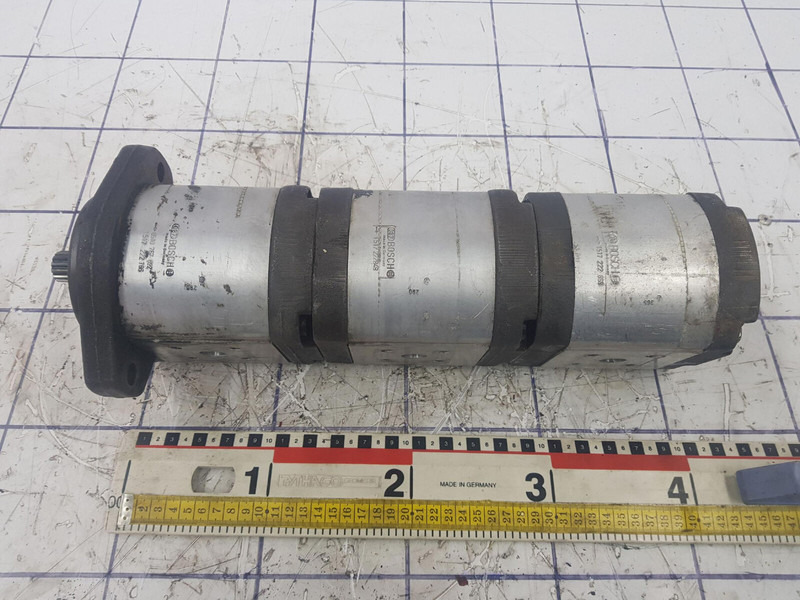 Krupp KMK 4070 three way gear pump - Pompe hydraulique pour Grue: photos 1 Krupp KMK 4070 three way gear pump - Pompe hydraulique pour Grue: photos 1