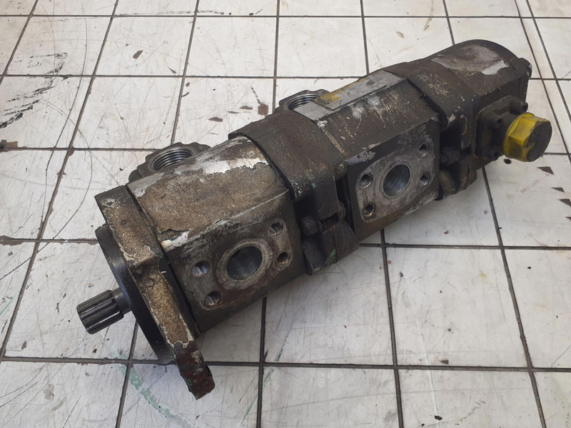 Krupp KMK 5100 3 way gear pump - Pompe hydraulique pour Grue: photos 1 Krupp KMK 5100 3 way gear pump - Pompe hydraulique pour Grue: photos 1