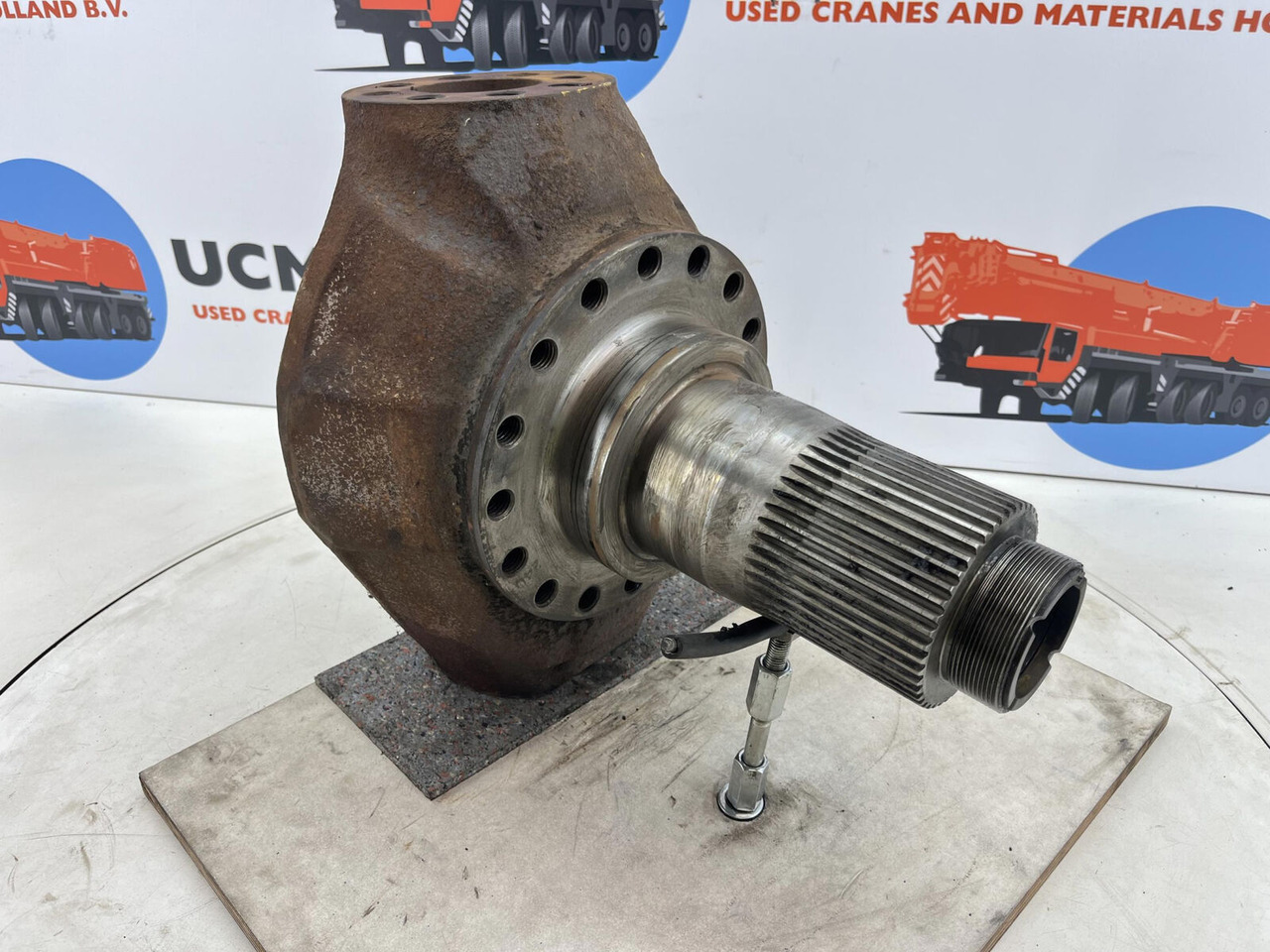 Krupp KMK 5100 Steering knuckle 16 holes axle 1 - Fusée d'essieu pour Grue mobile: photos 3 Krupp KMK 5100 Steering knuckle 16 holes axle 1 - Fusée d'essieu pour Grue mobile: photos 3