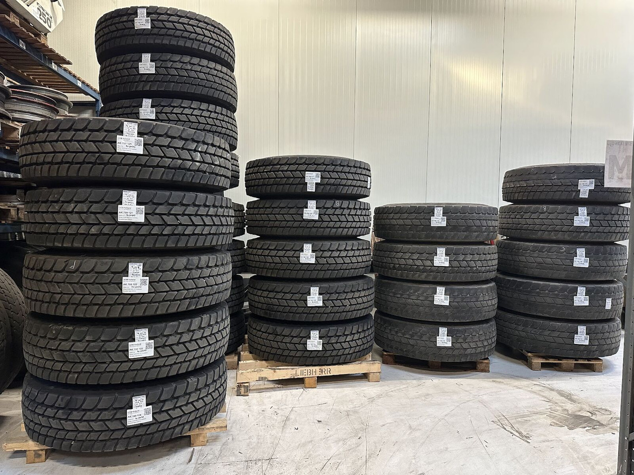 Liebherr Crane Tires/Rims for sale - Pneu pour Grue mobile: photos 1 Liebherr Crane Tires/Rims for sale - Pneu pour Grue mobile: photos 1