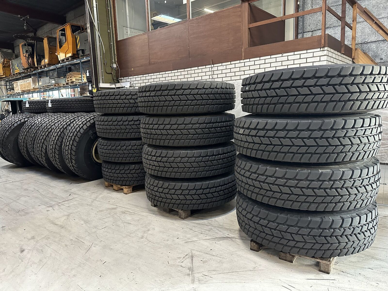 Liebherr Crane Tires/Rims for sale - Pneu pour Grue mobile: photos 2 Liebherr Crane Tires/Rims for sale - Pneu pour Grue mobile: photos 2