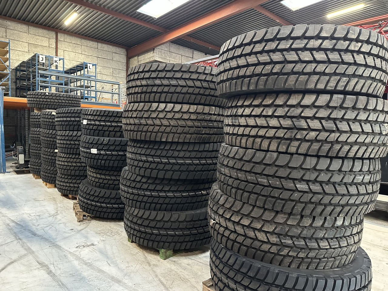 Liebherr Crane Tires/Rims for sale - Pneu pour Grue mobile: photos 4 Liebherr Crane Tires/Rims for sale - Pneu pour Grue mobile: photos 4