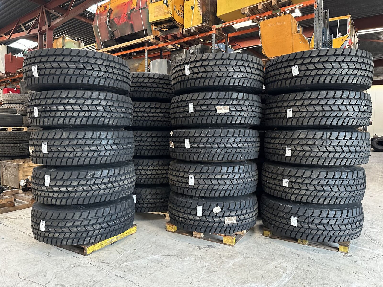 Liebherr Crane Tires/Rims for sale - Pneu pour Grue mobile: photos 3 Liebherr Crane Tires/Rims for sale - Pneu pour Grue mobile: photos 3
