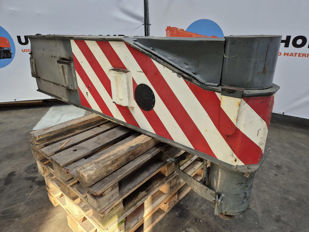 Liebherr LTM 1250-6.1 outriggerbeam rear with support cylinder - Suspension pour Grue: photos 1 Liebherr LTM 1250-6.1 outriggerbeam rear with support cylinder - Suspension pour Grue: photos 1