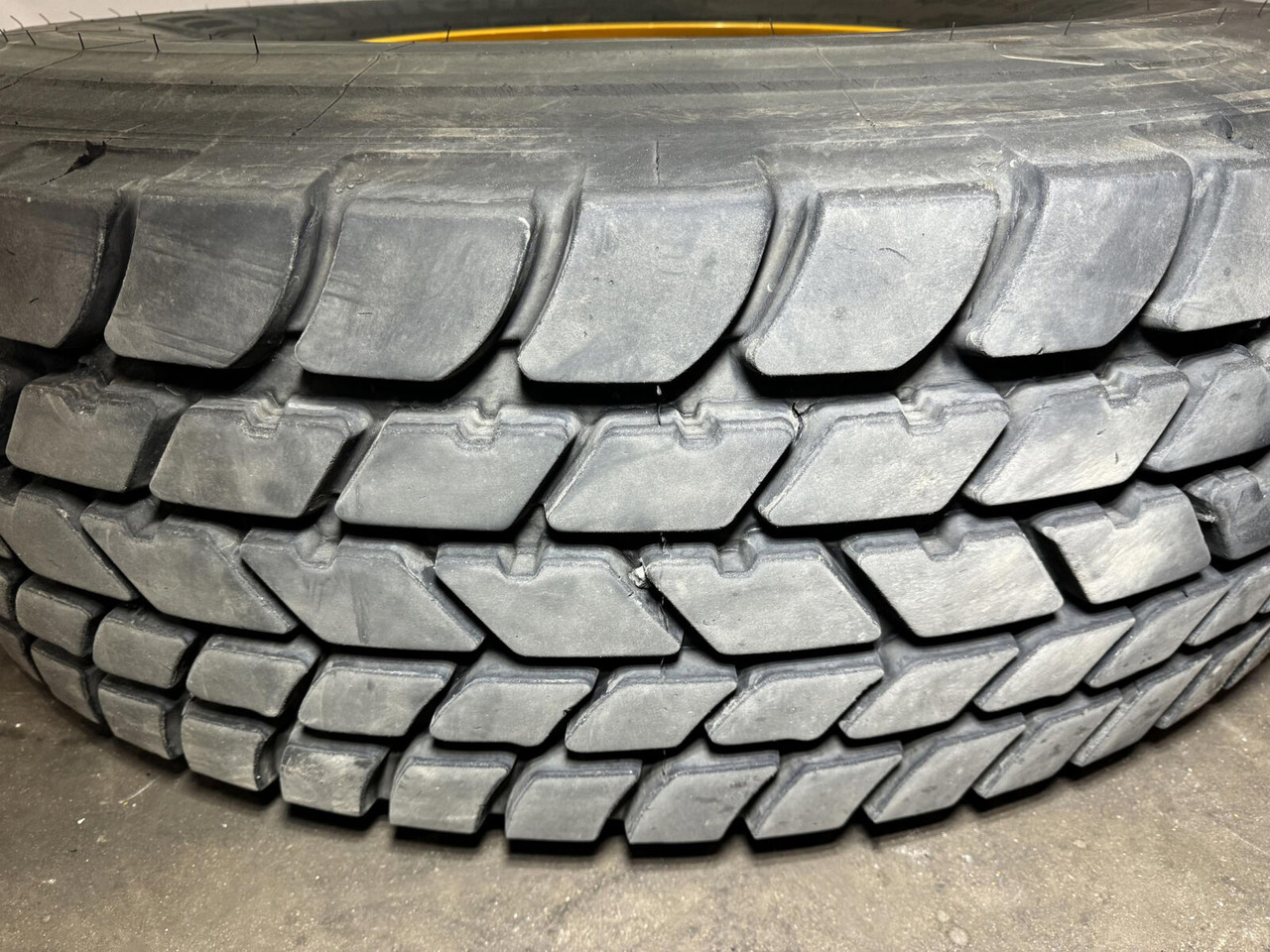 Michelin Wheel 445/95R25 10 12.3 1p - Roue complète: photos 3 Michelin Wheel 445/95R25 10 12.3 1p - Roue complète: photos 3