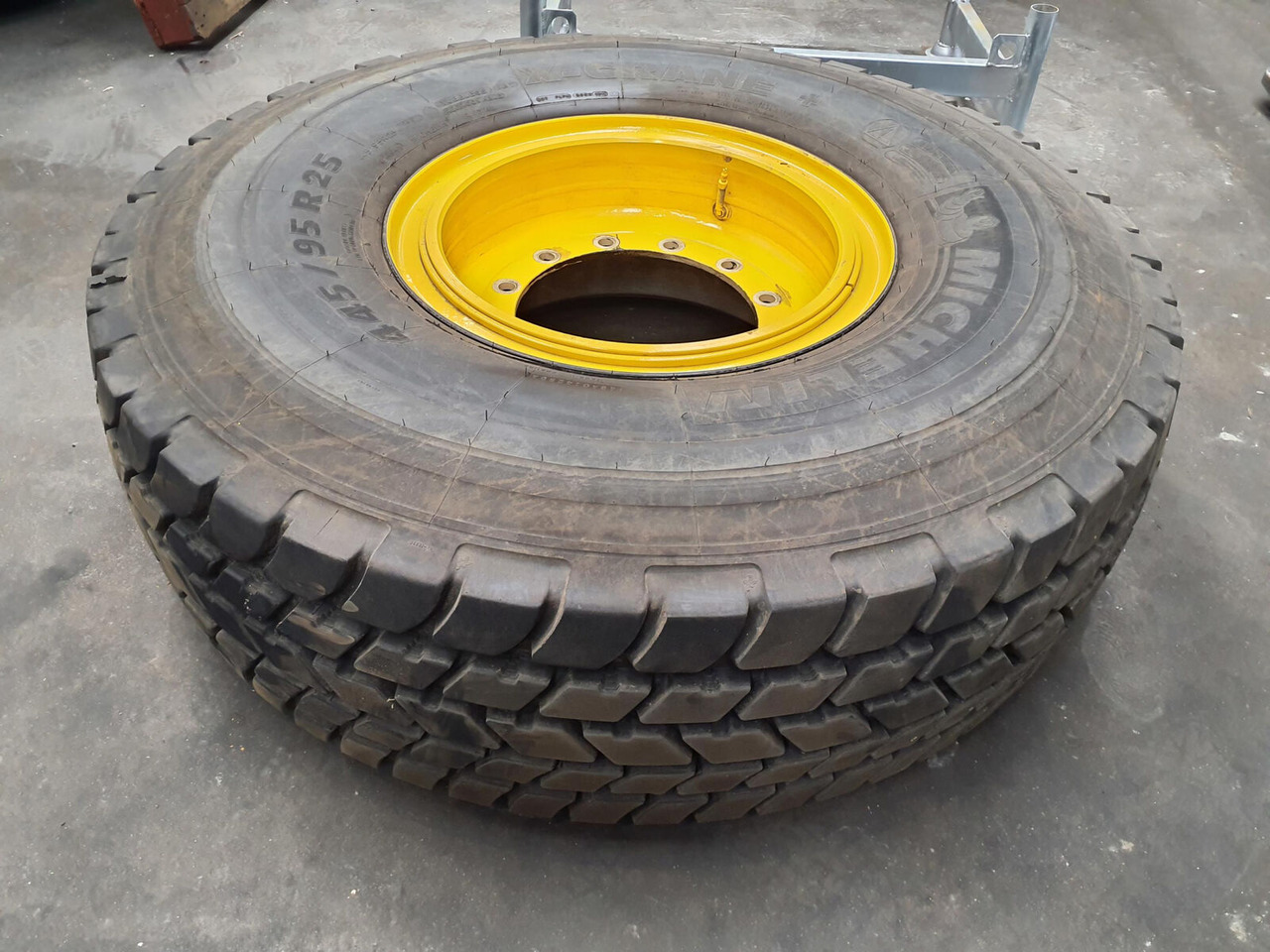 Michelin Wheel 445/95R25 12 14.8 3p - Roue complète pour Grue: photos 2 Michelin Wheel 445/95R25 12 14.8 3p - Roue complète pour Grue: photos 2