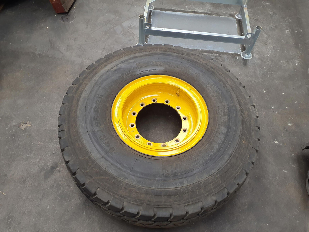 Michelin Wheel 445/95R25 12 14.8 3p - Roue complète pour Grue: photos 1 Michelin Wheel 445/95R25 12 14.8 3p - Roue complète pour Grue: photos 1