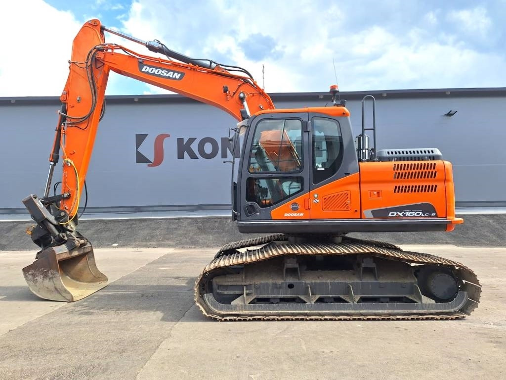 Doosan DX160LCH-5 METSÄMALLI KALLISTAJALLA - Pelle sur chenille: photos 1 Doosan DX160LCH-5 METSÄMALLI KALLISTAJALLA - Pelle sur chenille: photos 1