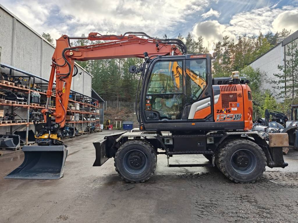 Hitachi ZX135W-7 VARUSTELTU  - Pelle sur pneus: photos 1 Hitachi ZX135W-7 VARUSTELTU  - Pelle sur pneus: photos 1