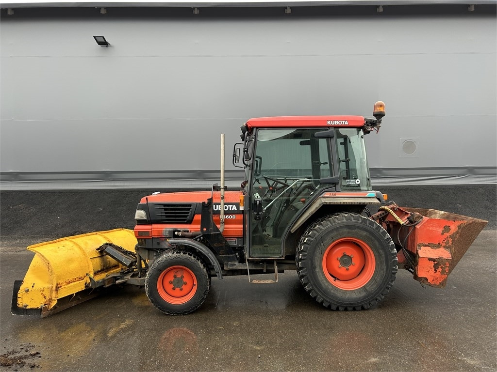 Kubota L 3600 AURA JA HIEKOTIN - Tracteur communal: photos 1 Kubota L 3600 AURA JA HIEKOTIN - Tracteur communal: photos 1