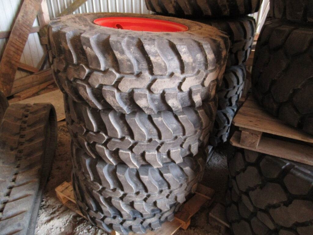RENGASSARJA 365/70R18 VANTEINEEN - Roue complète pour Engins de chantier: photos 2 RENGASSARJA 365/70R18 VANTEINEEN - Roue complète pour Engins de chantier: photos 2