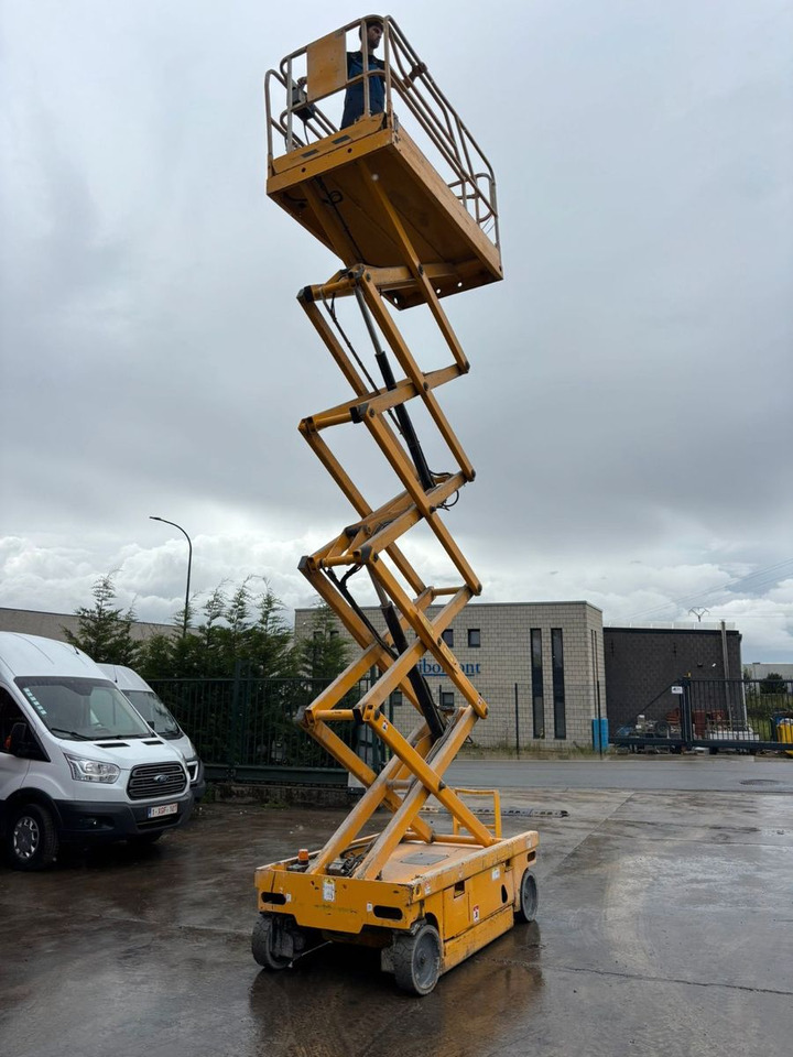 Haulotte Compact 12. 1060h. - Camion avec nacelle: photos 4 Haulotte Compact 12. 1060h. - Camion avec nacelle: photos 4