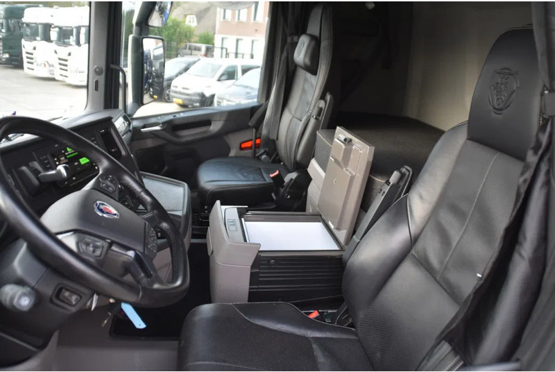 Scania R 460 NGS 6x4NB - SUPER - FULL AIR - RETARDER - 148 TKM - PARK. AIRCO - HYDRAULIC SYSTEM - LED - LEATHER SEATS - EXCELLENT CONDI - Tracteur routier: photos 5 Scania R 460 NGS 6x4NB - SUPER - FULL AIR - RETARDER - 148 TKM - PARK. AIRCO - HYDRAULIC SYSTEM - LED - LEATHER SEATS - EXCELLENT CONDI - Tracteur routier: photos 5