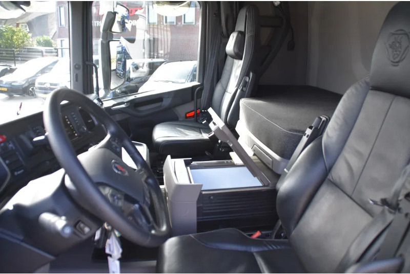 Scania R 460 NGS 6x4NB - SUPER - FULL AIR - RETARDER - 148 TKM - PARK. AIRCO - HYDRAULIC SYSTEM - LED - LEATHER SEATS - EXCELLENT CONDI - Tracteur routier: photos 5 Scania R 460 NGS 6x4NB - SUPER - FULL AIR - RETARDER - 148 TKM - PARK. AIRCO - HYDRAULIC SYSTEM - LED - LEATHER SEATS - EXCELLENT CONDI - Tracteur routier: photos 5