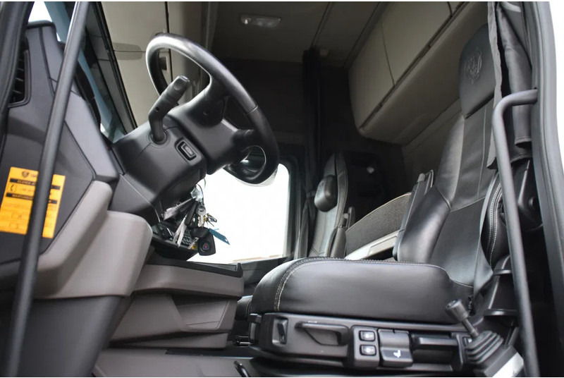 Scania R 460 NGS 6x4NB - SUPER - FULL AIR - RETARDER - 148 TKM - PARK. AIRCO - HYDRAULIC SYSTEM - LED - LEATHER SEATS - EXCELLENT CONDI - Tracteur routier: photos 4 Scania R 460 NGS 6x4NB - SUPER - FULL AIR - RETARDER - 148 TKM - PARK. AIRCO - HYDRAULIC SYSTEM - LED - LEATHER SEATS - EXCELLENT CONDI - Tracteur routier: photos 4