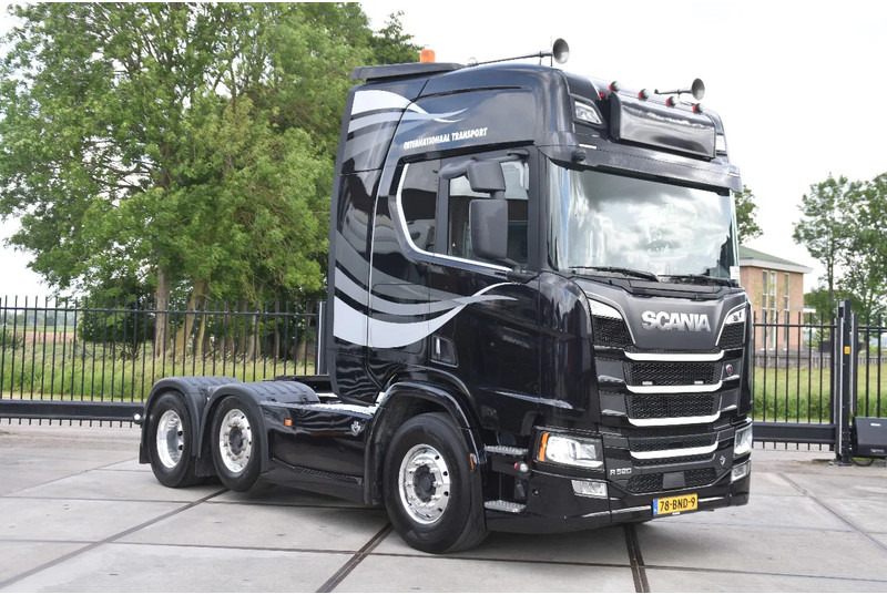 Scania R520 V8 NGS 6x2/4 - 701 TKM - NAVI - LEATHER SEATS - ALCOA'S - LED LIGHTS - TOP CONDITION - - Tracteur routier: photos 1 Scania R520 V8 NGS 6x2/4 - 701 TKM - NAVI - LEATHER SEATS - ALCOA'S - LED LIGHTS - TOP CONDITION - - Tracteur routier: photos 1