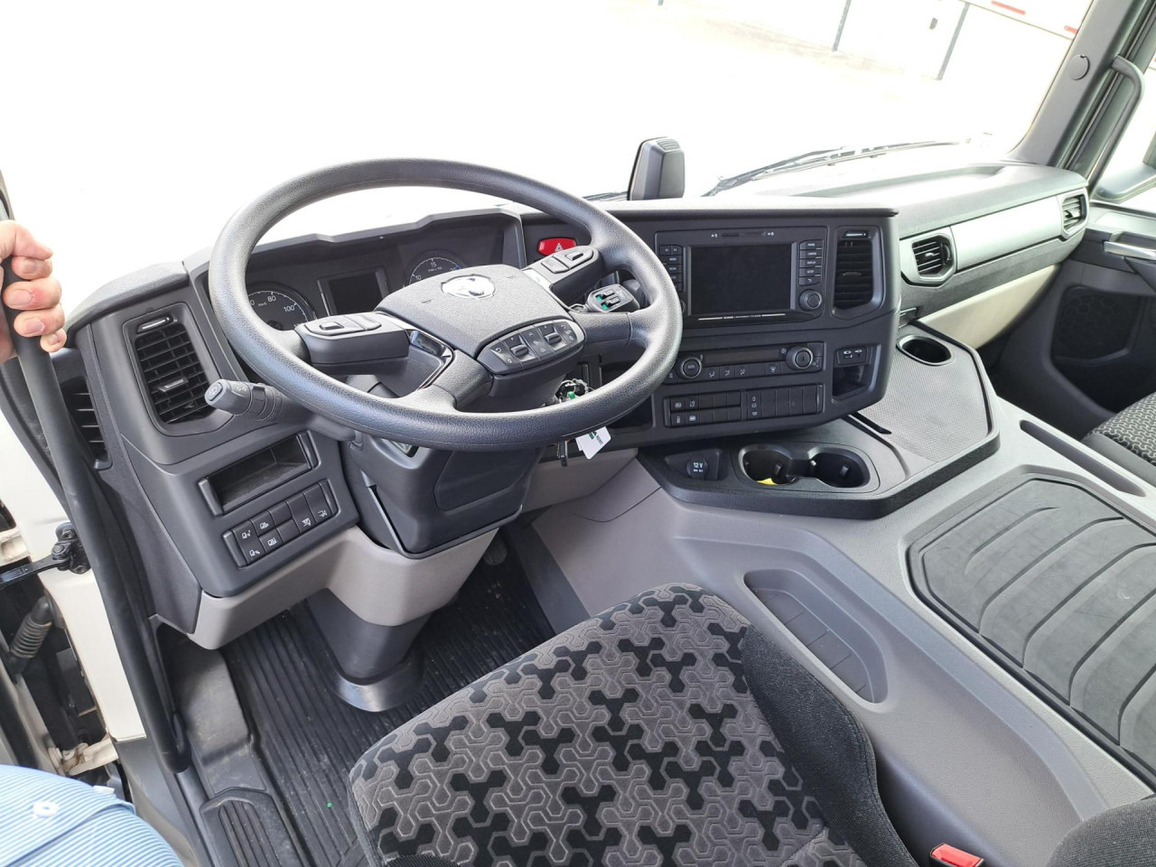 SCANIA SCANIA P280 4x2 Fourgon Hayon - Châssis cabine: photos 2 SCANIA SCANIA P280 4x2 Fourgon Hayon - Châssis cabine: photos 2