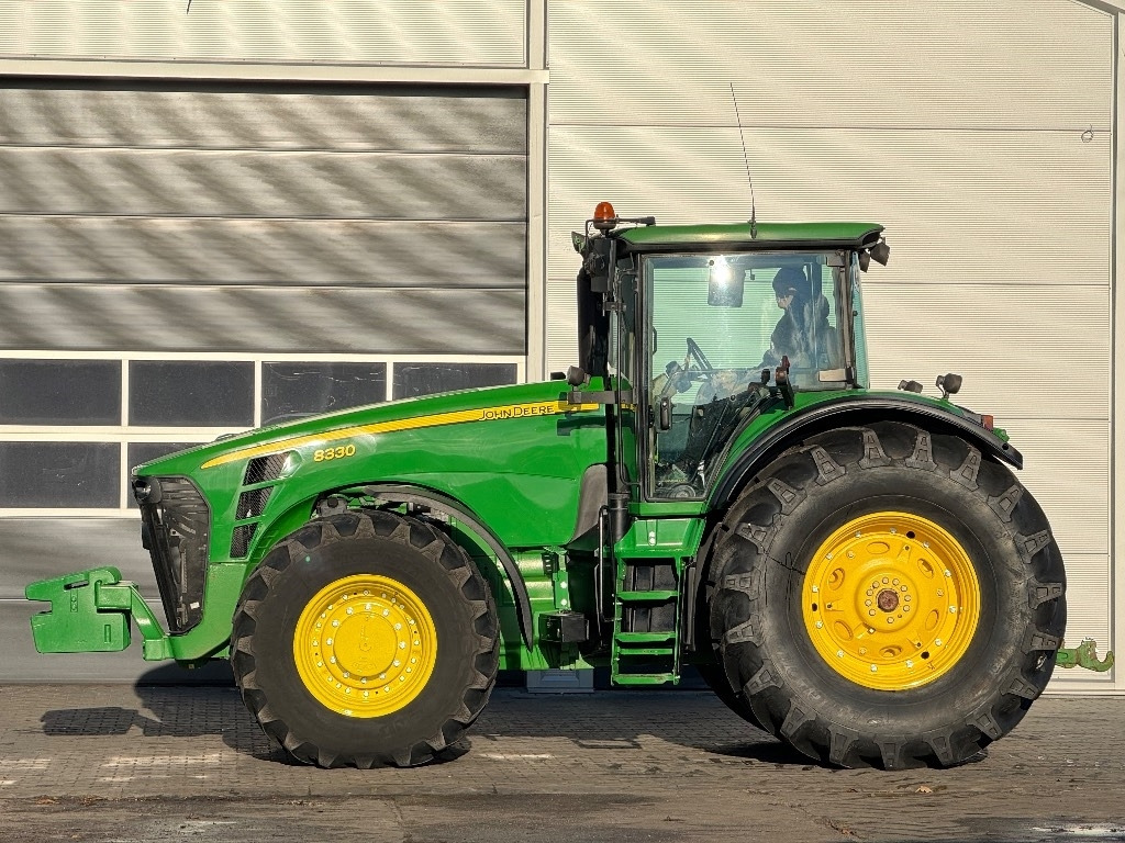 John Deere 8330 AutoPower - Tracteur agricole: photos 5 John Deere 8330 AutoPower - Tracteur agricole: photos 5