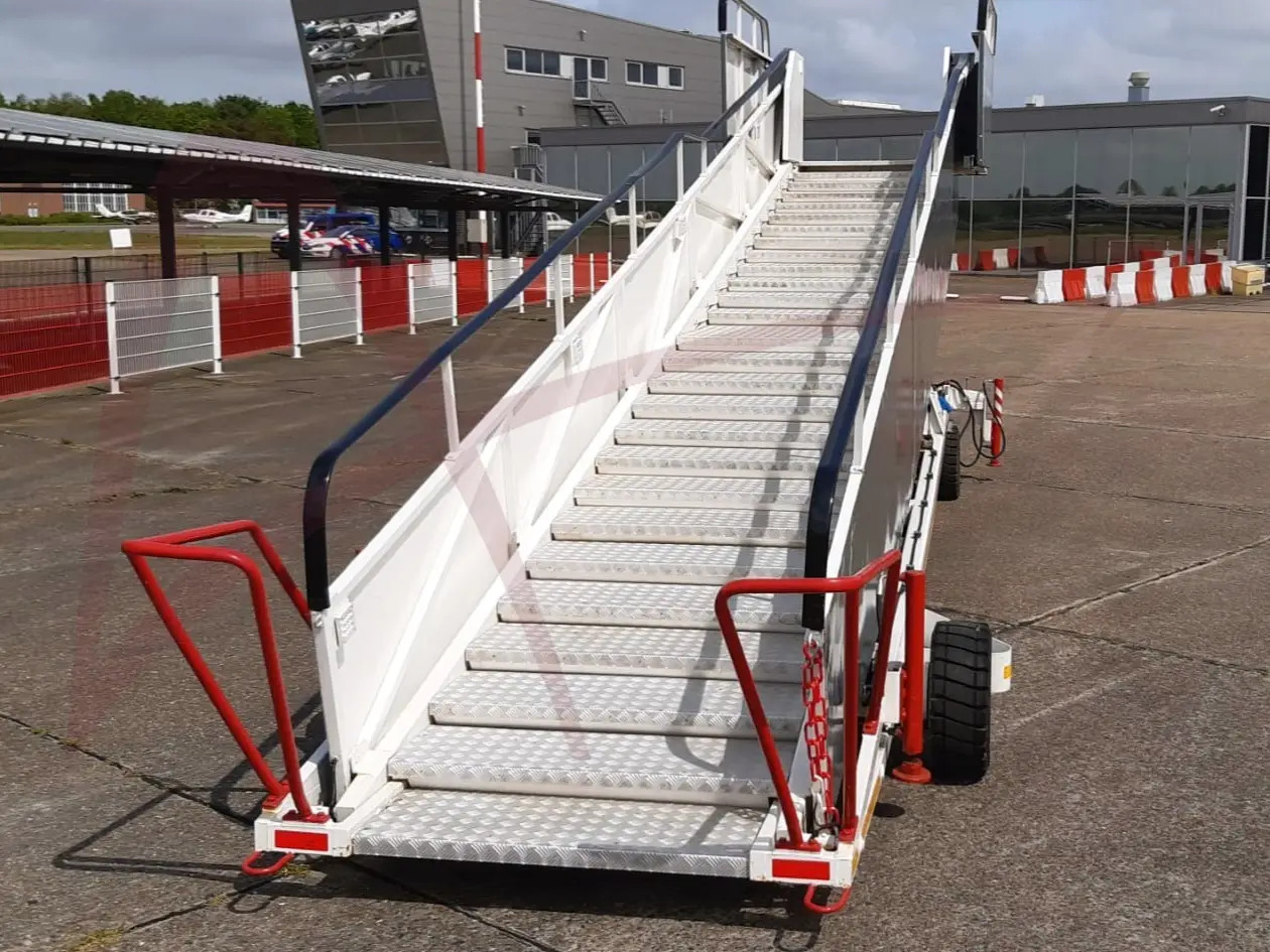 AMSS SKYWAY 96-232 - Escalier d'embarquement: photos 3 AMSS SKYWAY 96-232 - Escalier d'embarquement: photos 3
