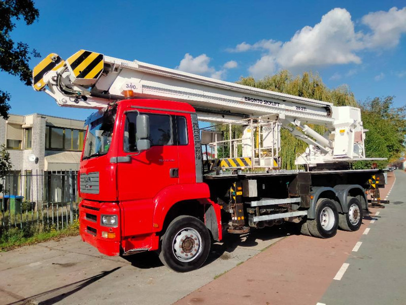 Bronto skylift 28-2T1 28 m hi lift hoogwerker MAN TGA 26. - Camion avec nacelle: photos 1 Bronto skylift 28-2T1 28 m hi lift hoogwerker MAN TGA 26. - Camion avec nacelle: photos 1