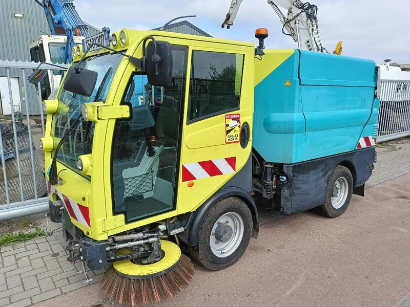 Bucher CityCat 2020 vacuum water bezemwagen veegmachine - Balayeuse de voirie: photos 1 Bucher CityCat 2020 vacuum water bezemwagen veegmachine - Balayeuse de voirie: photos 1