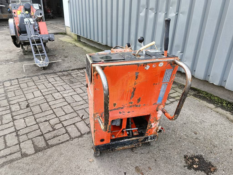 Norton CSB1 clipper zaag betonzaag machine 1994 - Travaux routiers: photos 4 Norton CSB1 clipper zaag betonzaag machine 1994 - Travaux routiers: photos 4