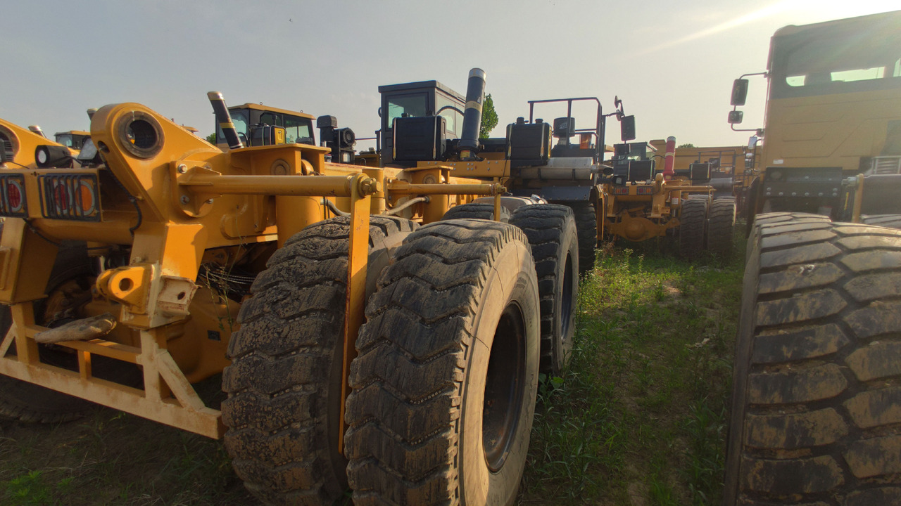 XCMG Official Second Hand 70 Ton 6x4 Dump Truck XDM80 China Tipper Trucks For Sale - Tombereau: photos 4 XCMG Official Second Hand 70 Ton 6x4 Dump Truck XDM80 China Tipper Trucks For Sale - Tombereau: photos 4