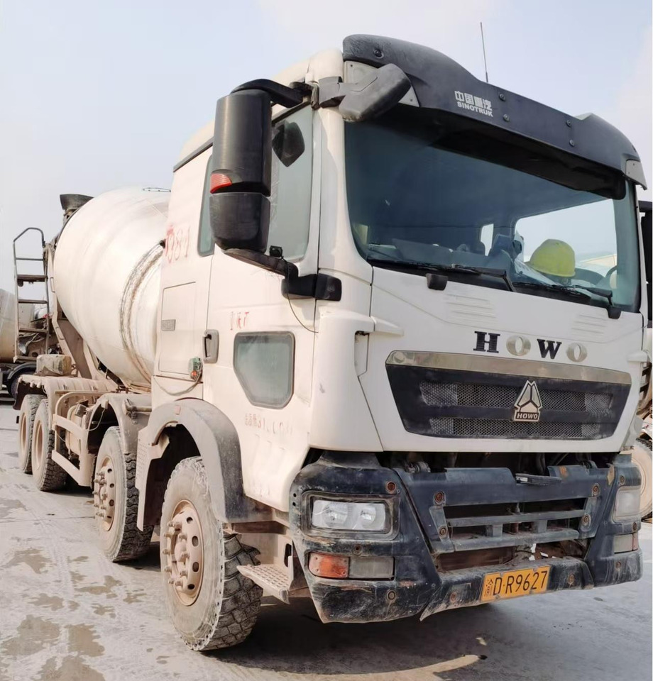 XCMG Official Second Hand G4804B HOWO Concrete Mixer Truck 12 Cubic Hydraulic Concrete Mixer Price List - Camion malaxeur: photos 2 XCMG Official Second Hand G4804B HOWO Concrete Mixer Truck 12 Cubic Hydraulic Concrete Mixer Price List - Camion malaxeur: photos 2
