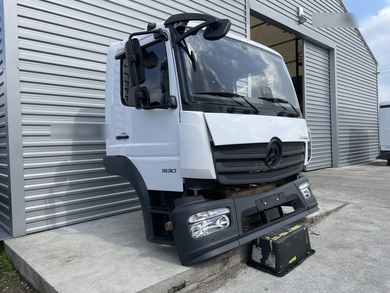 FRONT BUMPER COMPLETE EXTRA COST 700EU Mercedes-Benz ATEGO Euro 6 Mercedes-Benz 1523 L, 1524 L, 1527 L, 1530 - Cabine pour Camion: photos 2 FRONT BUMPER COMPLETE EXTRA COST 700EU Mercedes-Benz ATEGO Euro 6 Mercedes-Benz 1523 L, 1524 L, 1527 L, 1530 - Cabine pour Camion: photos 2