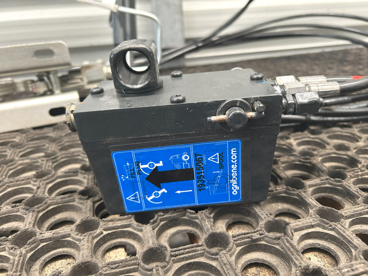 IVECO EUROCARGO 75E MLC CABIN LIFTING KIT - Vérin hydraulique: photos 2 IVECO EUROCARGO 75E MLC CABIN LIFTING KIT - Vérin hydraulique: photos 2