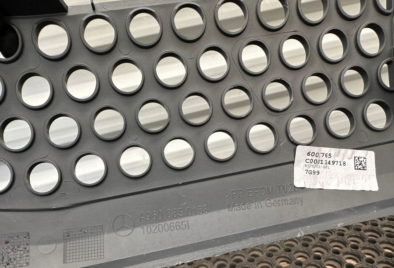 KRATKA ATRAPA A9608850153 Mercedes-Benz ACTROS MP4 A9608850153 truck - Calandre pour Camion: photos 2 KRATKA ATRAPA A9608850153 Mercedes-Benz ACTROS MP4 A9608850153 truck - Calandre pour Camion: photos 2