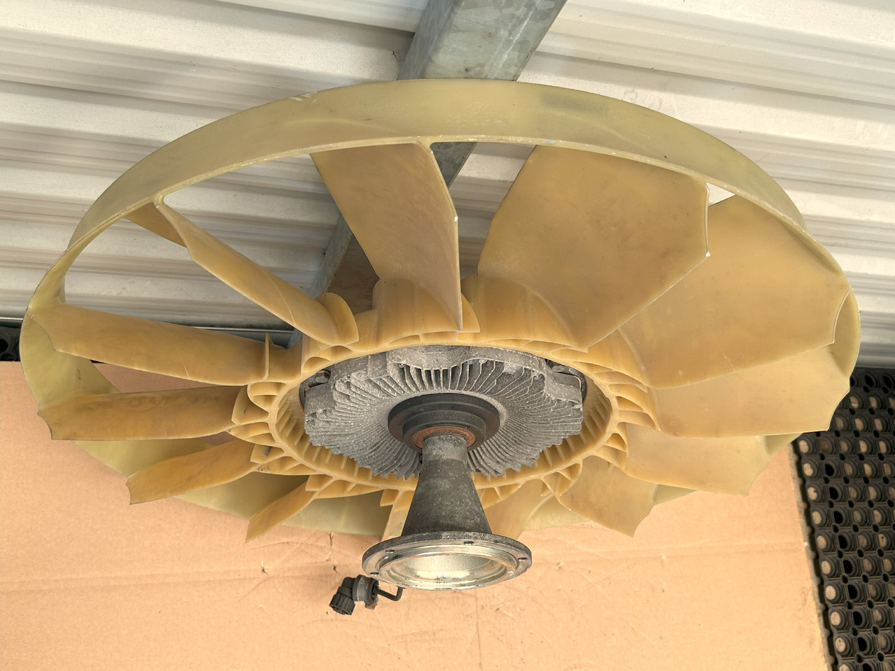 MERCEDES-BENZ VISCOT CLUTCH + FAN ACTROS MP4 - Ventilateur: photos 3 MERCEDES-BENZ VISCOT CLUTCH + FAN ACTROS MP4 - Ventilateur: photos 3