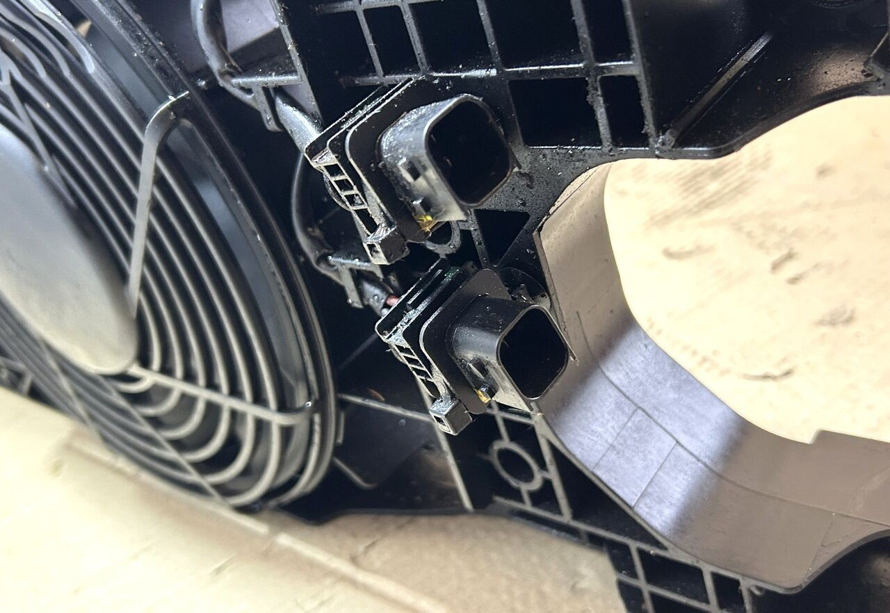 Mercedes-Benz ACTROS MP4 A9608200142 Mercedes-Benz ACTROS MP4 truck - Ventilateur pour Camion: photos 3 Mercedes-Benz ACTROS MP4 A9608200142 Mercedes-Benz ACTROS MP4 truck - Ventilateur pour Camion: photos 3