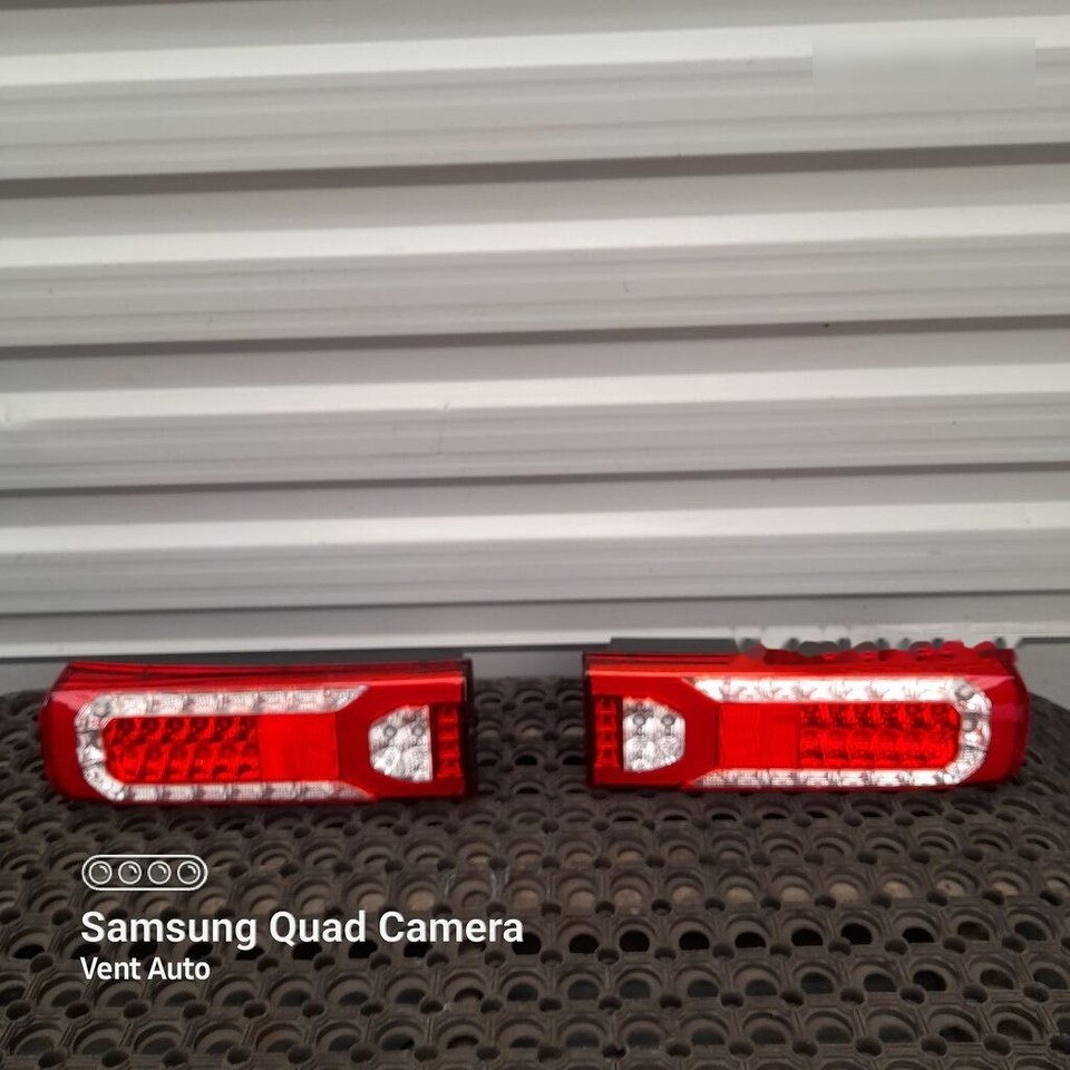 Mercedes-Benz ACTROS MP5 A0035443303 - Feu arrière pour Camion: photos 2 Mercedes-Benz ACTROS MP5 A0035443303 - Feu arrière pour Camion: photos 2