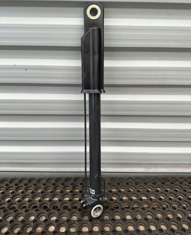 Mercedes-Benz ATEGO MB9675530005 truck - Vérin hydraulique pour Camion: photos 1 Mercedes-Benz ATEGO MB9675530005 truck - Vérin hydraulique pour Camion: photos 1