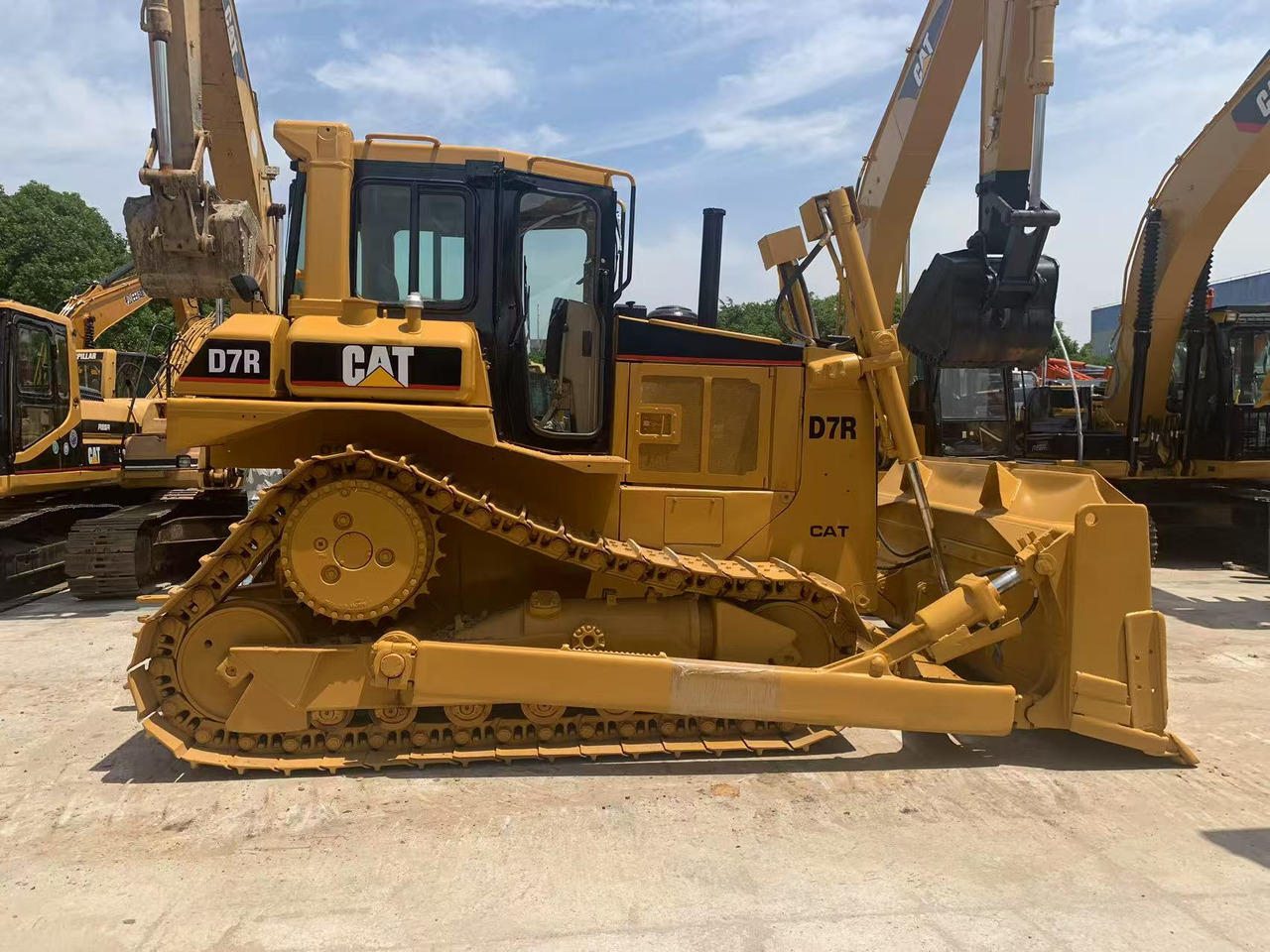 Caterpillar Tracked Tractor CAT D6R, D7R, D8R with Triangle Track - Bulldozer: photos 1 Caterpillar Tracked Tractor CAT D6R, D7R, D8R with Triangle Track - Bulldozer: photos 1