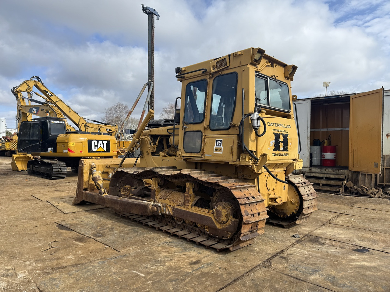 Caterpillar Used Bulldozer CAT D6D Good Price Tracked Tractor - Bulldozer: photos 3 Caterpillar Used Bulldozer CAT D6D Good Price Tracked Tractor - Bulldozer: photos 3