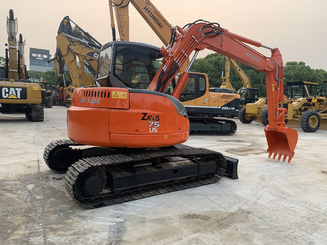Hitachi Tracked Excavator ZX75 with Blade Dozer - Pelle sur chenille: photos 1 Hitachi Tracked Excavator ZX75 with Blade Dozer - Pelle sur chenille: photos 1