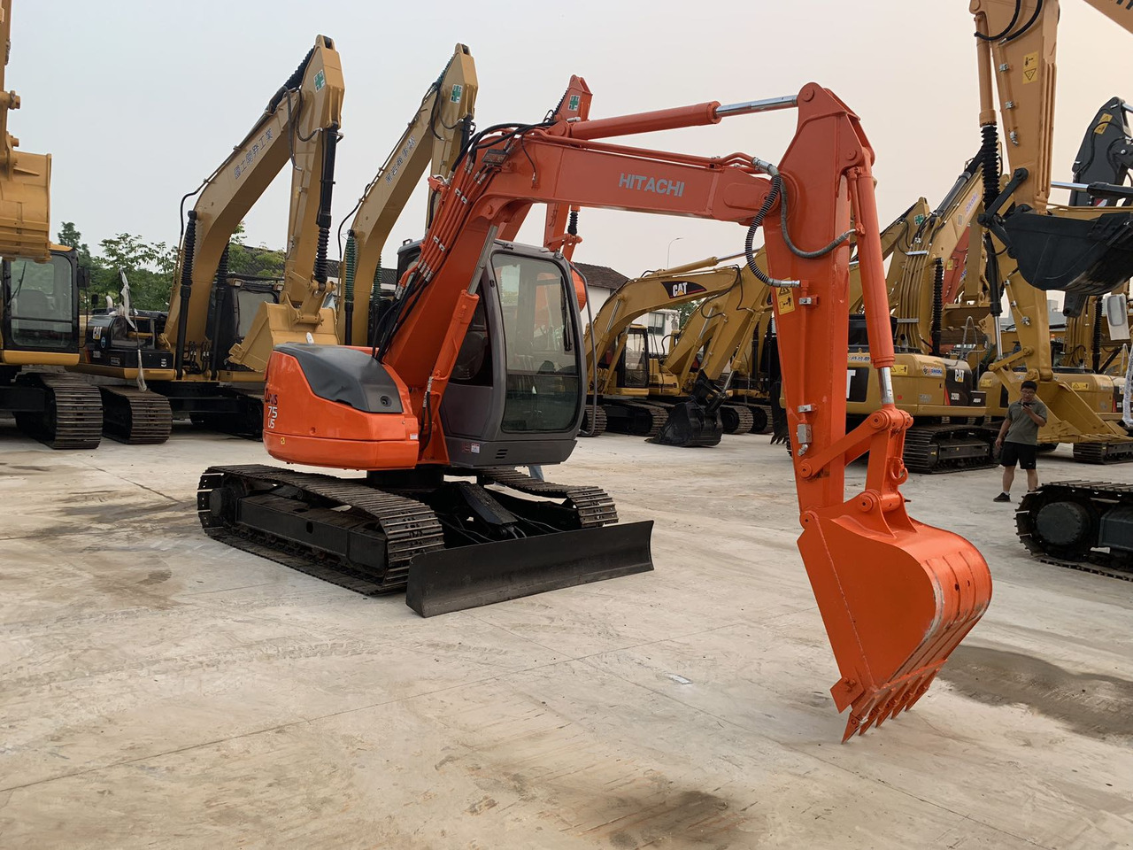 Hitachi Tracked Excavator ZX75 with Blade Dozer - Pelle sur chenille: photos 5 Hitachi Tracked Excavator ZX75 with Blade Dozer - Pelle sur chenille: photos 5