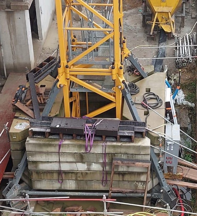 LIEBHERR 200 EC-H 10 Litronic - Grue à tour: photos 3 LIEBHERR 200 EC-H 10 Litronic - Grue à tour: photos 3