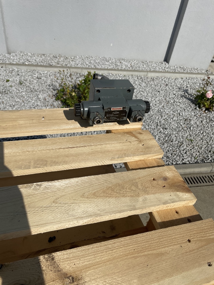 LIEBHERR R906 - Valve hydraulique: photos 3 LIEBHERR R906 - Valve hydraulique: photos 3