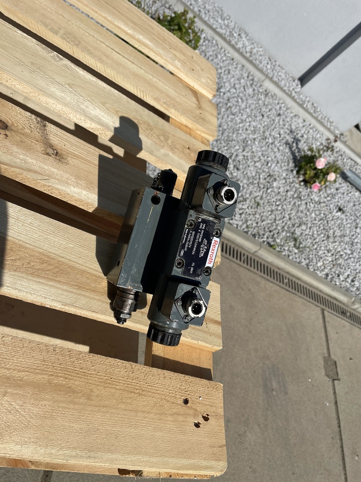 LIEBHERR R906 - Valve hydraulique: photos 2 LIEBHERR R906 - Valve hydraulique: photos 2