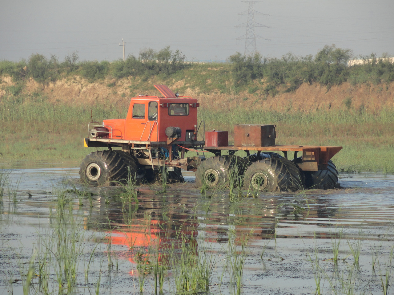 Amphibious truck Swamp truck Used for: swamps, beaches, rivers, wetland material transportation, rescue and oil exploration - Équipement aéroportuaire: photos 1 Amphibious truck Swamp truck Used for: swamps, beaches, rivers, wetland material transportation, rescue and oil exploration - Équipement aéroportuaire: photos 1