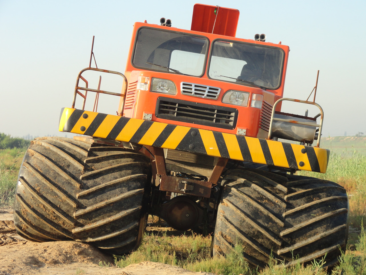 Amphibious truck Swamp truck Used for: swamps, beaches, rivers, wetland material transportation, rescue and oil exploration - Équipement aéroportuaire: photos 2 Amphibious truck Swamp truck Used for: swamps, beaches, rivers, wetland material transportation, rescue and oil exploration - Équipement aéroportuaire: photos 2
