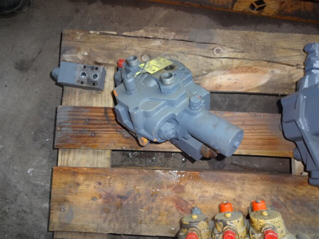 Liebherr Control Block - Valve: photos 2 Liebherr Control Block - Valve: photos 2