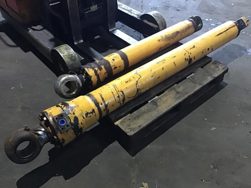 Liebherr R934B / R944 / R954B / R954C / A954 Li / A954B Li / R934C / R942 LI / R954 - Vérin hydraulique: photos 2 Liebherr R934B / R944 / R954B / R954C / A954 Li / A954B Li / R934C / R942 LI / R954 - Vérin hydraulique: photos 2