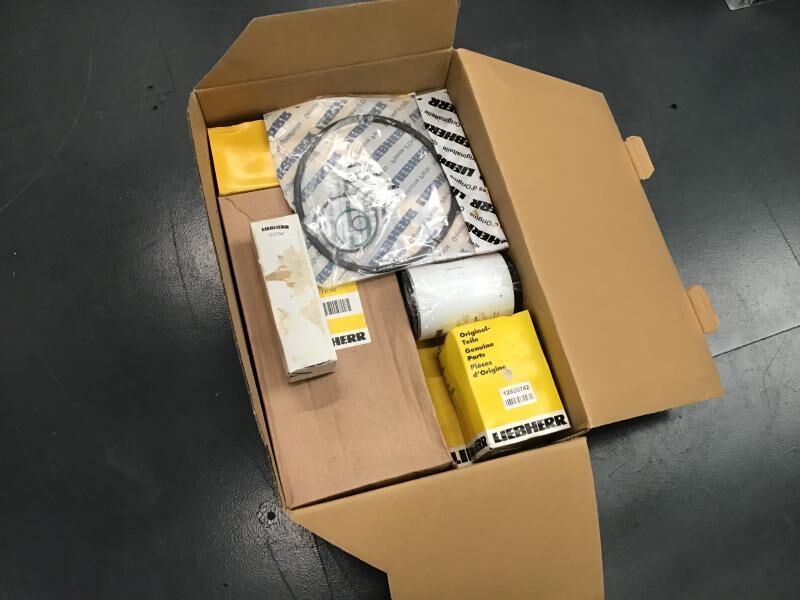 Liebherr Service Kit 500 hours R906/R916/R926 - Pièces de rechange: photos 2 Liebherr Service Kit 500 hours R906/R916/R926 - Pièces de rechange: photos 2