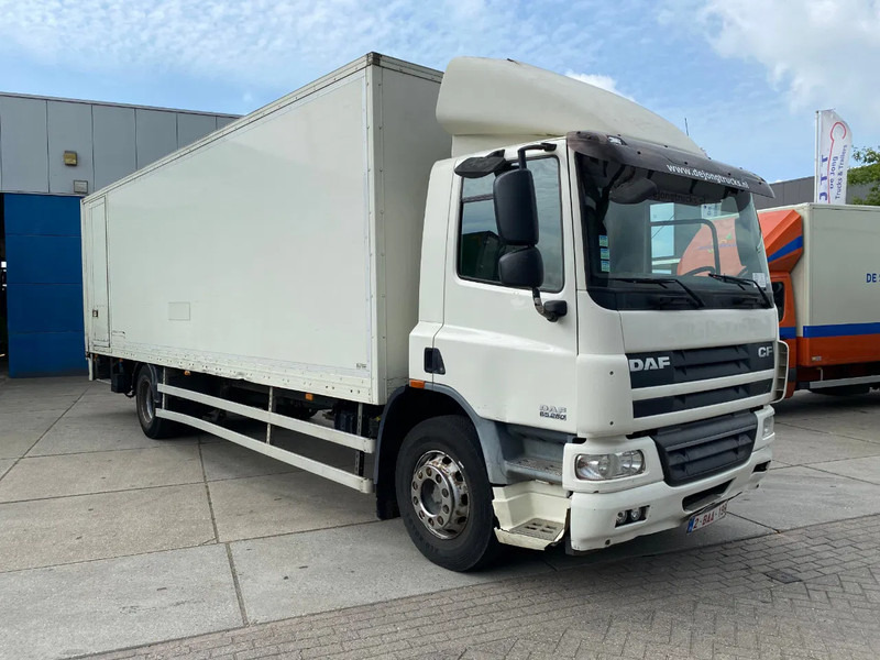 DAF CF 65.250 Closed Box / Euro 5 / Dhollandia - Camion fourgon: photos 3 DAF CF 65.250 Closed Box / Euro 5 / Dhollandia - Camion fourgon: photos 3